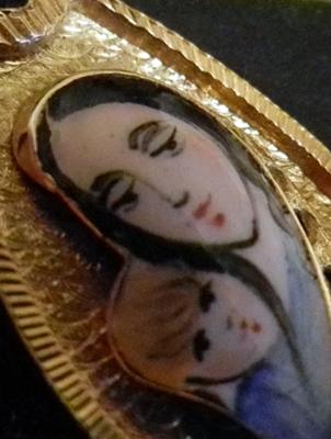 Beautiful 18kt pendant- Madonna and child?