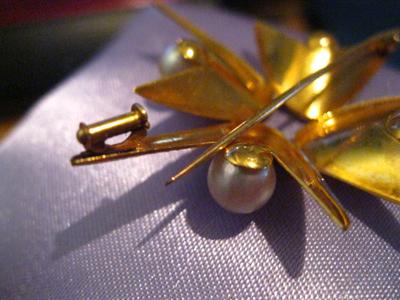 Beautiful gold and cultured pearlbrooch