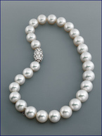 MIKIMOTO cultured pearl necklace