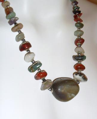 STRIKING SCOTTISH AGATE NECKLACE