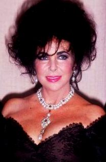 Elizabeth Taylor wearing La Peregrina Pearl