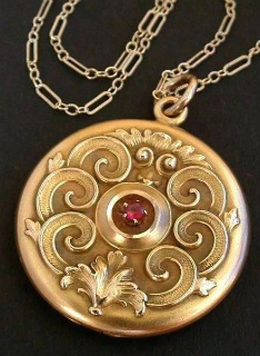 roccoco locket