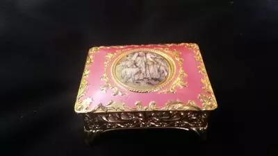 The cameo jewllery tin.